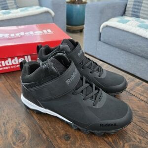 Riddell Youth Matador Mid Top Football Cleats. Black. Size 6. New.